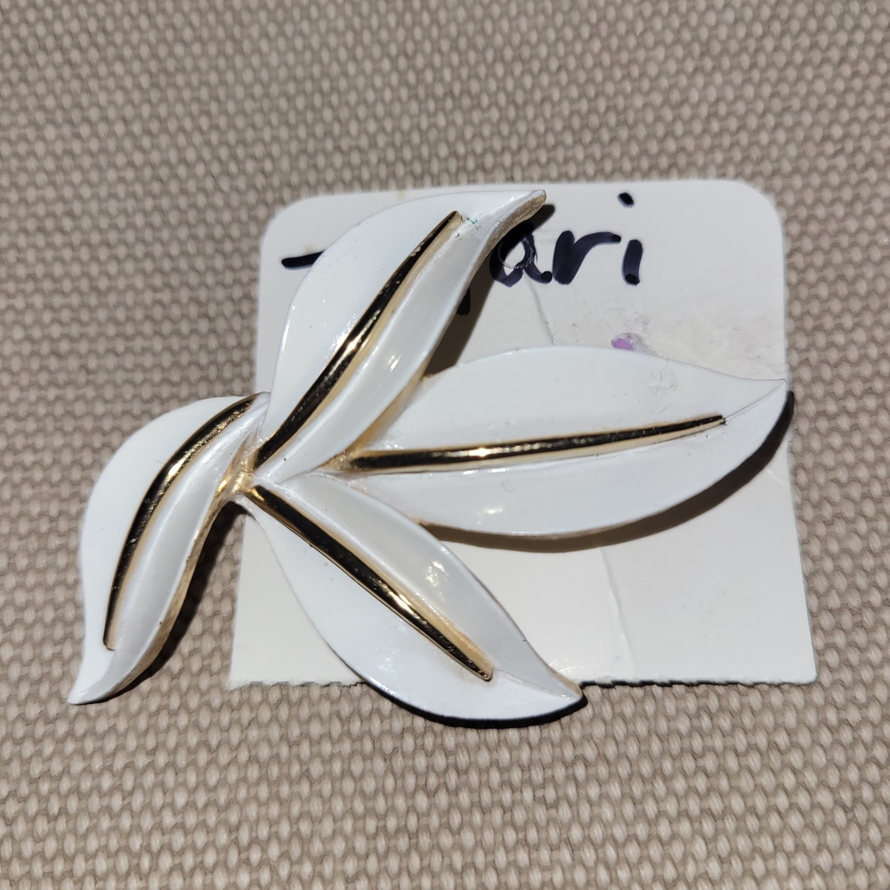 Vintage Trifari White and Gold Floral Brooch
